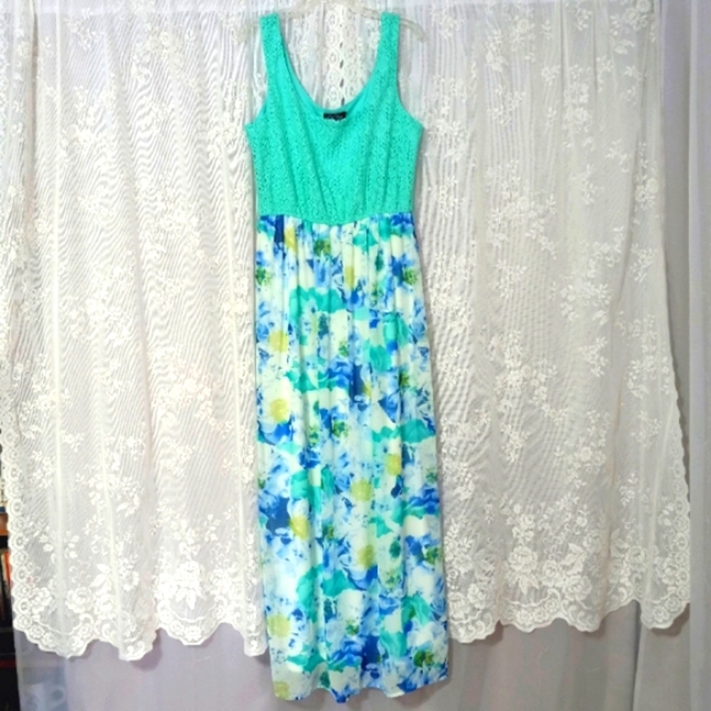 Love Reign - Sleeveless Lace Floral Maxi Dress